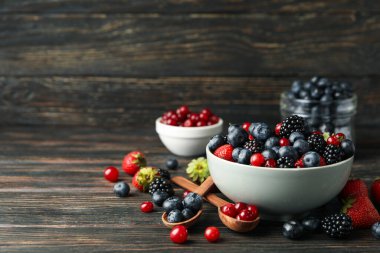 Ahşap zemin üzerinde taze böğürtlen kaseleri ile kompozisyon, metin için boşluk