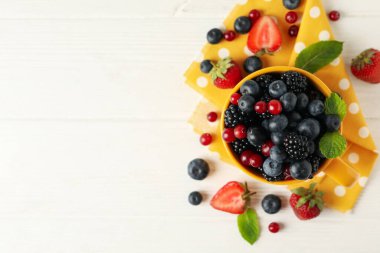 Ahşap zemin üzerinde taze böğürtlen kabı ile kompozisyon, üst manzara