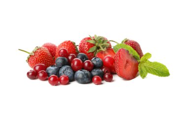 Beyaz arka planda izole edilmiş taze böğürtlen karışımı