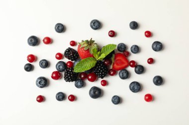 Beyaz arka planda taze böğürtlen karışımı, üst manzara