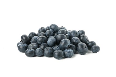 Beyaz arka planda izole edilmiş lezzetli taze yaban mersini.