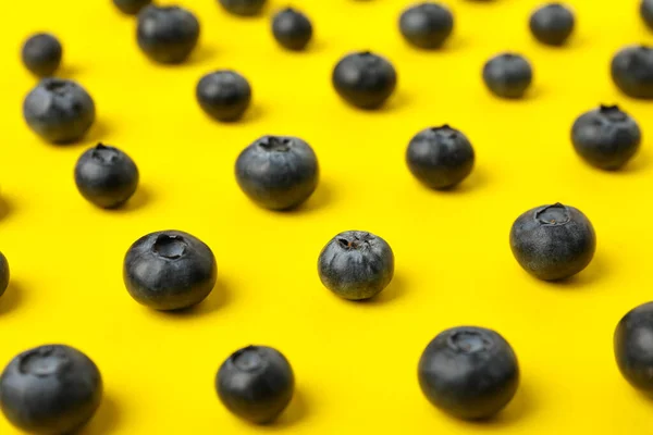 Acostado Plano Con Arándano Fresco Sobre Fondo Amarillo — Foto de Stock