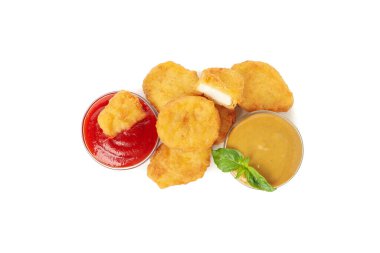 Kızarmış tavuk nugget ve ketçap beyaz arka planda izole edilmiş.