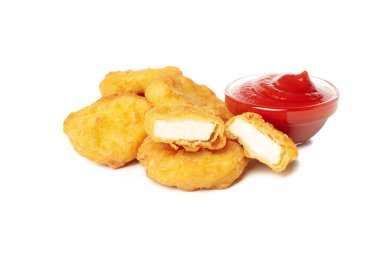 Kızarmış tavuk nugget ve ketçap beyaz arka planda izole edilmiş.