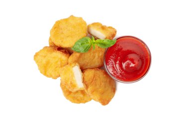 Kızarmış tavuk nugget ve ketçap beyaz arka planda izole edilmiş.