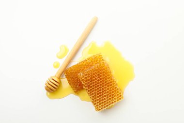 Beyaz arkaplan üzerinde Dipper ve Bal petekleri, üst görünüm