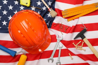 Amerikan bayrağı arkaplanı üzerinde inşaat araçları, metin için boşluk