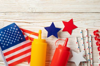 Amerikan bayrağıyla kompozisyon, sos şişeleri ve ahşap arka planda renk yıldızları