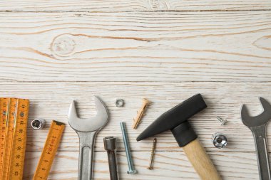 Ahşap arkaplanda inşaat araçları, metin için boşluk