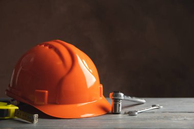 Beyaz ahşap masada farklı inşaat aletleri