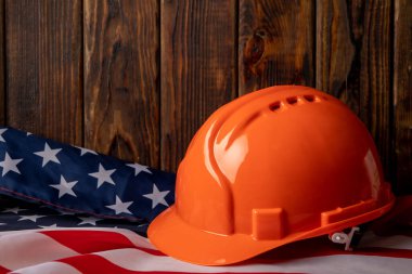 Tahta arka planda Amerikan bayrağı ve kaskı, metin için boşluk