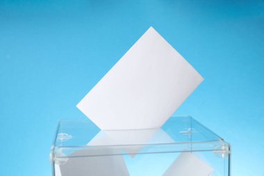 Mavi arkaplanda bültenleri olan oy kutusu, metin için boşluk