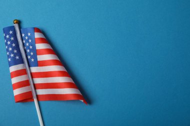 Mavi arkaplanda Amerikan bayrağı, metin için boşluk