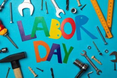 Metin Çalışma Günü ve mavi arkaplanda inşaat araçları