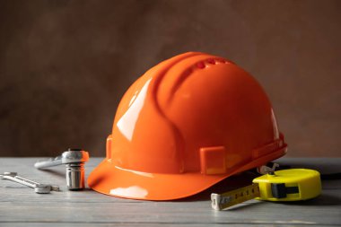 Beyaz ahşap masada farklı inşaat aletleri