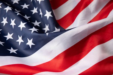 Arka planda Amerikan bayrağı var.