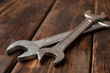 Ahşap arka planda mekanik anahtarlar, kapatın.