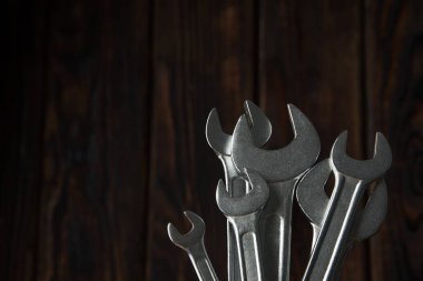 Ahşap zemin üzerinde mekanik anahtarlar, metin için boşluk