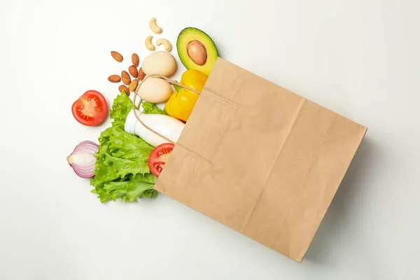 Sac Papier Avec Différents Aliments Sur Fond Blanc — Photo