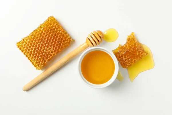 Schüssel Mit Honig Löffel Und Waben Auf Weißem Hintergrund — Stockfoto