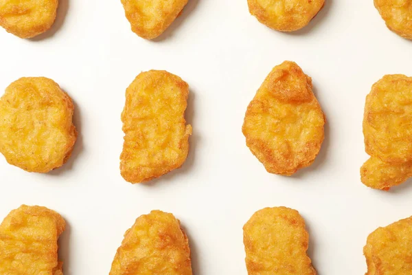 Platt Låg Med Stekt Kyckling Nuggets Vit Bakgrund — Stockfoto