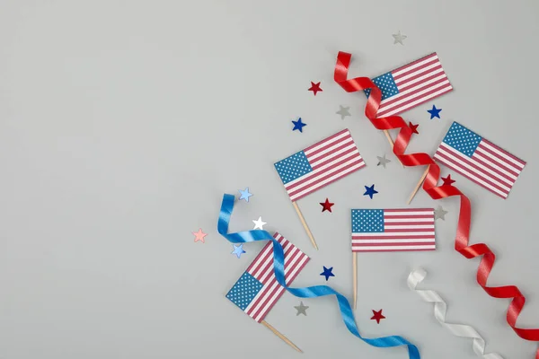 Amerikaanse Vlaggen Krullinten Sterren Grijze Achtergrond — Stockfoto