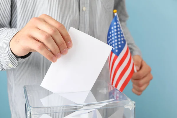 Homem Com Bandeira Americana Colocando Cédula Caixa Voto Contra Fundo — Fotografia de Stock