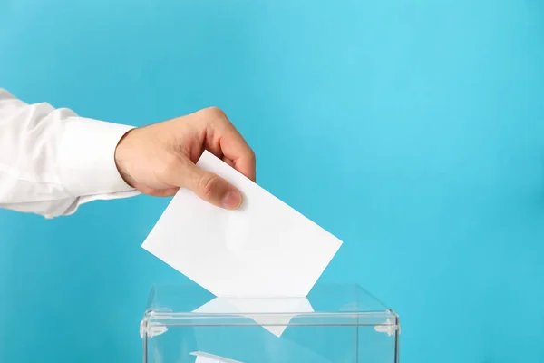 Homem Colocando Cédula Caixa Votação Fundo Azul — Fotografia de Stock