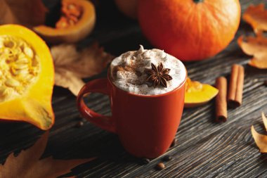 Balkabaklı latte, tarçınlı ve balkabaklı ahşap zemin.