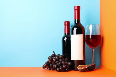 İki tonda şarap, incir ve üzüm karışımı.