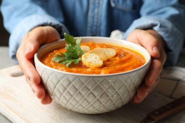 Kadın bir kase balkabağı çorbası al, kapat.