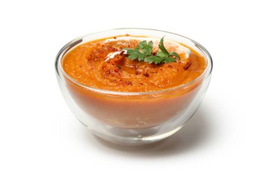 Beyaz arka planda maydanozlu kabak püresi.