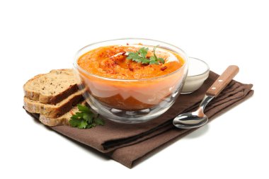 Beyaz arkaplanda izole edilmiş bir kase kabak çorbası ile kompozisyon