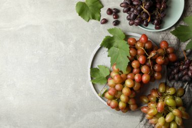 Gri arka planda üzüm ve havluyla kompozisyon