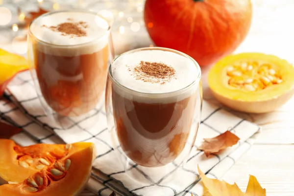 Composición Con Latte Calabaza Sobre Mesa Madera Blanca — Foto de Stock