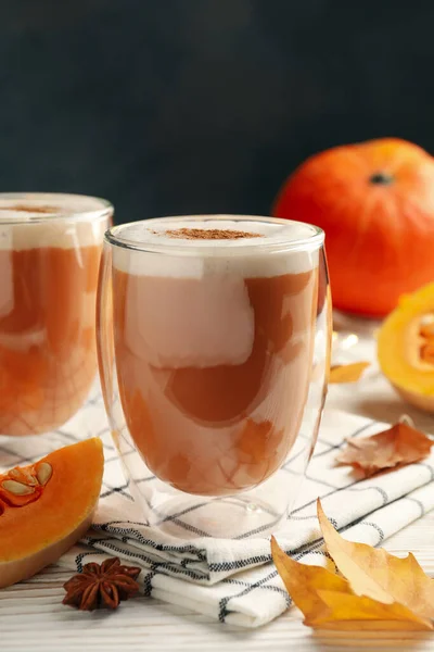 Composición Con Latte Calabaza Sobre Mesa Madera Blanca — Foto de Stock