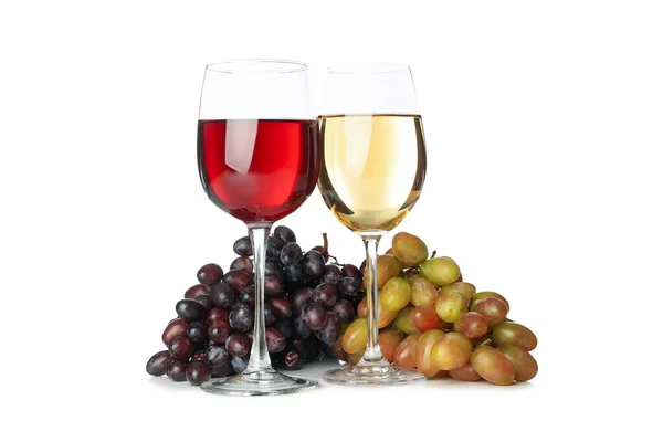 Weintrauben Und Weingläser Isoliert Auf Weißem Hintergrund — Stockfoto