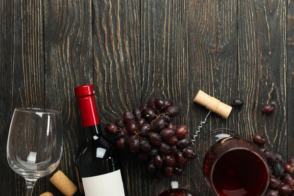 木の背景にブドウとワインとの組成 — ストック写真