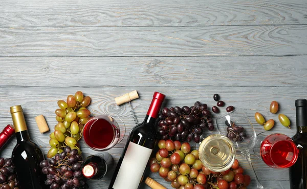 木の背景にワインとブドウの組成物 テキストのためのスペース — ストック写真