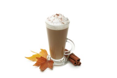 Beyaz arkaplanda izole edilmiş bir bardak latte.