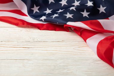 Beyaz ahşap zemin üzerinde Amerikan bayrağı, metin için boşluk