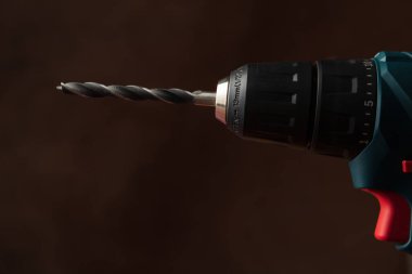 Kahverengi arkaplanda kablosuz matkap, metin için boşluk