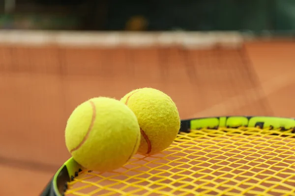 Tennis Racket Med Tennisbollar Mot Lera Domstol — Stockfoto