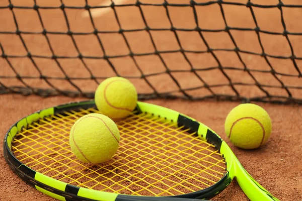 Tennis Racket Med Tennisbollar Lera Domstol — Stockfoto