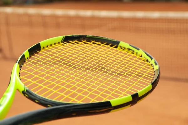 Toprak Sahaya Karşı Tenis Raketi Kapat — Stok fotoğraf