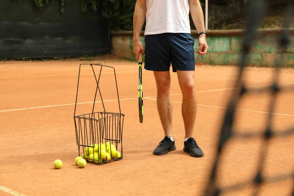 Man Hålla Racket Lera Domstol Med Korg Tennisbollar — Stockfoto