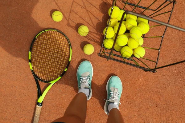 Kvinna Fötter Racket Och Tennisbollar Lera Domstol — Stockfoto