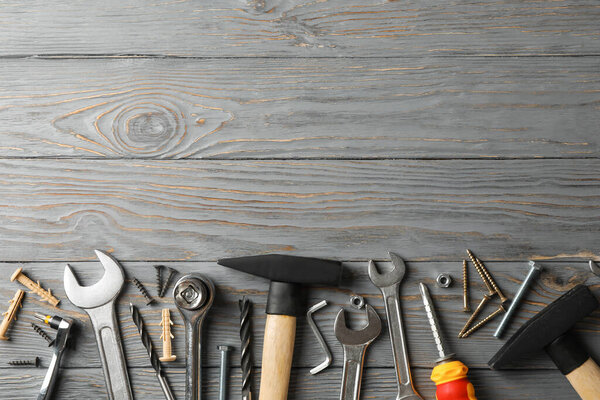 Строительные инструменты на столе, место для текста