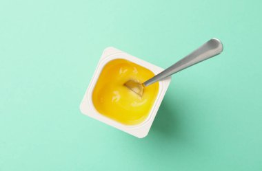 Nane arkaplanlı plastik bir bardak yoğurt.