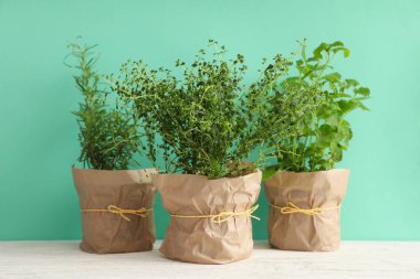 Nane arkaplanına karşı beyaz ahşap masada farklı otlar.